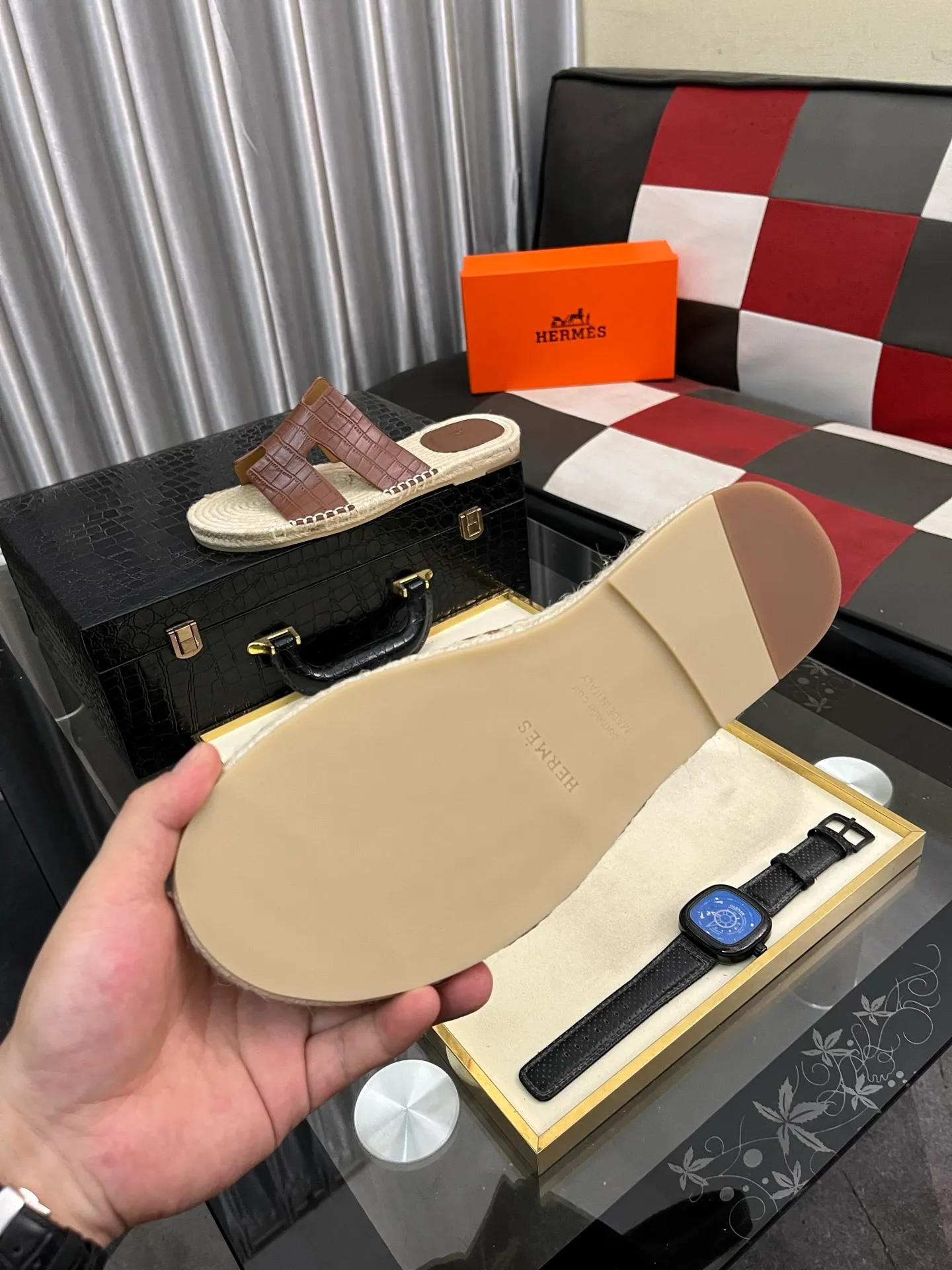 Men's shoes 💰340⌚️⌚️《HERMES》Hermes 💁♂️Men's casual slippers, compare the quality at the counter🧚🏿♂️ The upper layer has a stone pattern with clear texture, showing high-end, high-end, comfortable to wear and versatile. Purely hand-pulled, raw rubber breathable outsole, breathable and comfortable lambskin lining, 100% comfortable density, original rubber outsole wear-resistant code number 38-44. Can be customized 45-46-47